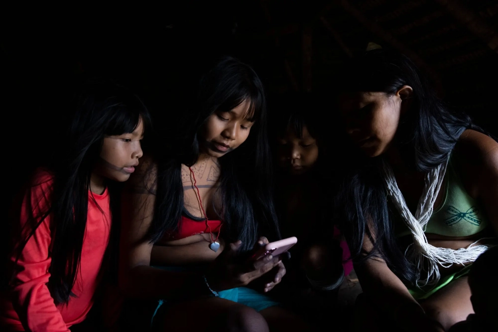 Las jovenes marubo ya son fans de las redes sociales