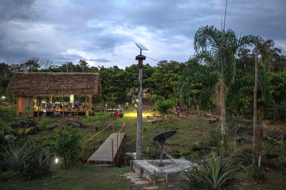 La aldea marubo con un paisaje modificado por los paneles y antenas