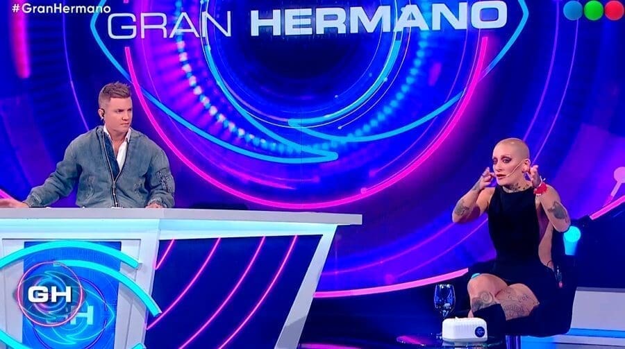 Furia fuera de la casa pero a cobijo