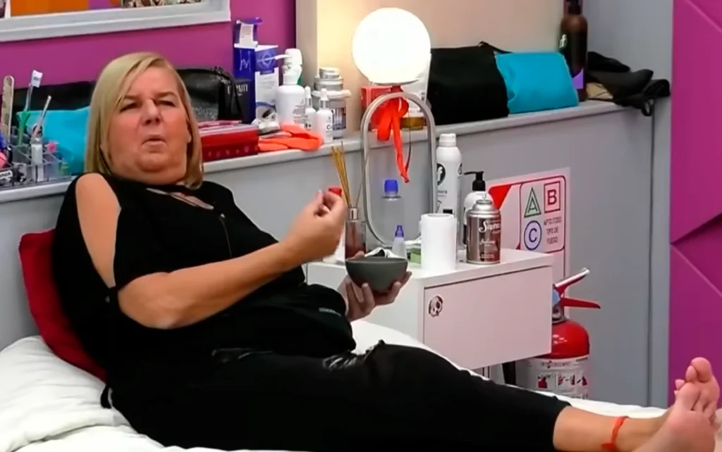 Virginia, enojada porque la estrategia de Furia de sostener en la casa a los "originals" la excluye