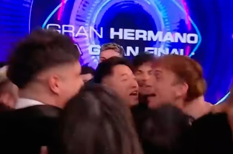 Bautista y El Chino entre abrazos en el festejo en el estudio de Telefé