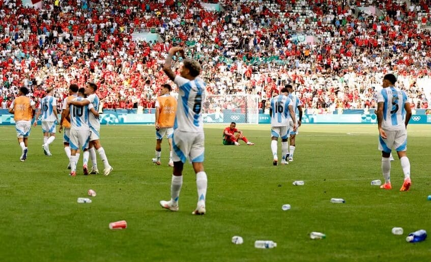 Botellas, vasos, y todo tipo de objetos lanzaron los hinchas de Marruecos contra los argentinos